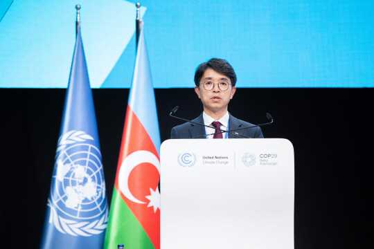 김완섭 환경부장관이 지난 19일(현지시간) 아제르바이잔 바쿠에서 열린 유엔기후변화협약당사국총회(COP29) 고위급회의에 참석하여 기조연설을 하고 있다. [환경부]